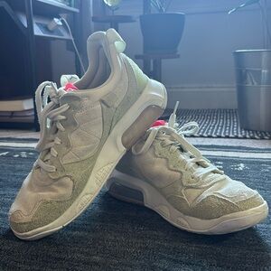 Jordan MA2 Honeydew size 9.5 mens